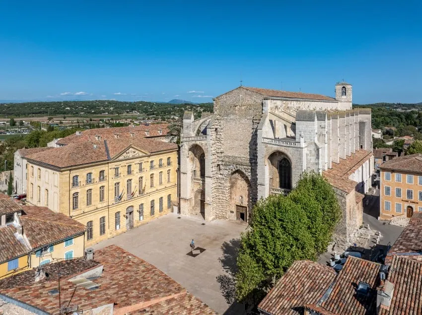 Vue aérienne de la basilique et du centre de Saint-Maximin-la-Sainte-Baume